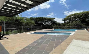 Casa de dos pisos en obra gris en el Conjunto Campestre Entrevientos, Jamundí