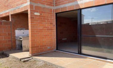 Casa de dos pisos en obra gris en el Conjunto Campestre Entrevientos, Jamundí