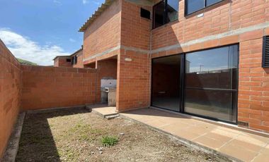 Casa de dos pisos en obra gris en el Conjunto Campestre Entrevientos, Jamundí