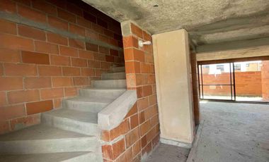 Casa de dos pisos en obra gris en el Conjunto Campestre Entrevientos, Jamundí