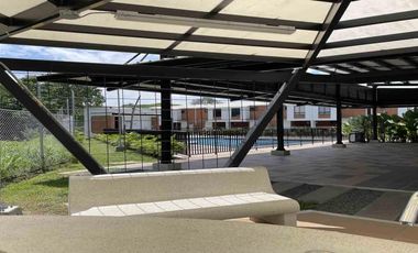 Casa de dos pisos en obra gris en el Conjunto Campestre Entrevientos, Jamundí