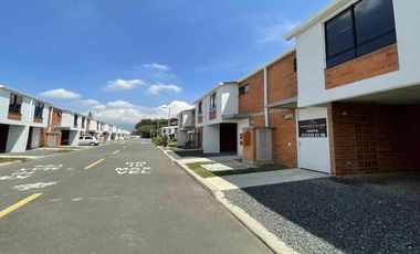 Casa de dos pisos en obra gris en el Conjunto Campestre Entrevientos, Jamundí