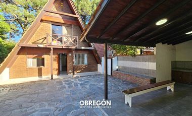 Casa en  Alquiler en Pinamar a 4 cuadras del Centro y 5 de la Playa