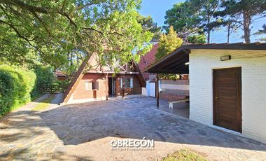 Casa en  Alquiler en Pinamar a 4 cuadras del Centro y 5 de la Playa