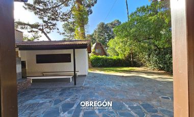 Casa en  Alquiler en Pinamar a 4 cuadras del Centro y 5 de la Playa