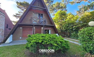 Casa en  Alquiler en Pinamar a 4 cuadras del Centro y 5 de la Playa