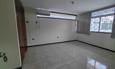 ALQUILER DEPARTAMENTO AMPLIO URDESA CENTRAL PARQUEO PRIVADO (DB)