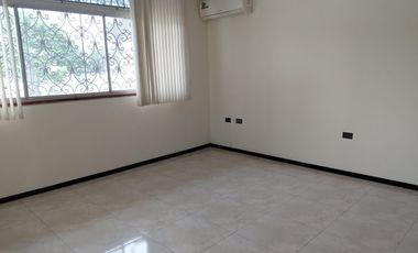 ALQUILER DEPARTAMENTO AMPLIO URDESA CENTRAL PARQUEO PRIVADO (DB)