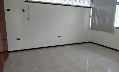 ALQUILER DEPARTAMENTO AMPLIO URDESA CENTRAL PARQUEO PRIVADO (DB)