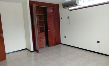 ALQUILER DEPARTAMENTO AMPLIO URDESA CENTRAL PARQUEO PRIVADO (DB)