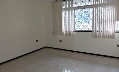 ALQUILER DEPARTAMENTO AMPLIO URDESA CENTRAL PARQUEO PRIVADO (DB)