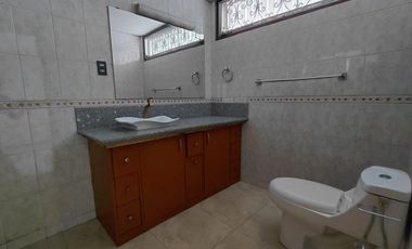 ALQUILER DEPARTAMENTO AMPLIO URDESA CENTRAL PARQUEO PRIVADO (DB)