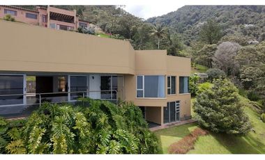 Venta de Hermosa Casa en Las Palmas en Exclusiva Unidad Cerrada