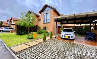 SE ARRIENDA CASA EN HACIENDA FONTANAR