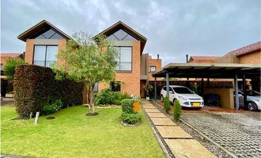 SE ARRIENDA CASA EN HACIENDA FONTANAR