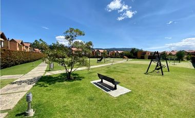 SE ARRIENDA CASA EN HACIENDA FONTANAR