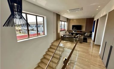 VENTA CASA SANTA MARIA ACABADOS DE LUJO 4 y 3 RECAMARAS THE WOODS MLD