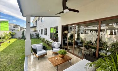 VENTA CASA SANTA MARIA ACABADOS DE LUJO 4 y 3 RECAMARAS THE WOODS MLD