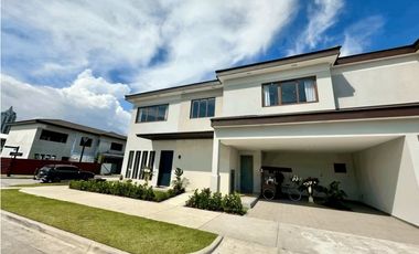 VENTA CASA SANTA MARIA ACABADOS DE LUJO 4 y 3 RECAMARAS THE WOODS MLD