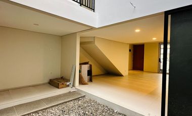 Rumah konsep modern living dalam townhouse jagakarsa