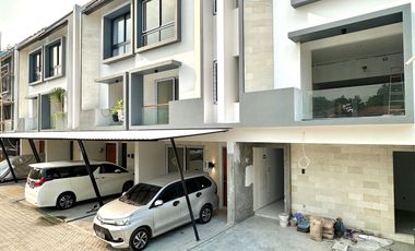 Rumah konsep modern living dalam townhouse jagakarsa