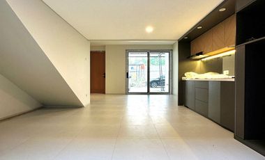 Rumah konsep modern living dalam townhouse jagakarsa