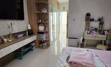 TURUN HARGA 400juta, RUMAH 3 Lantai, di Imperial Gading, Hadap Barat Lebar 7