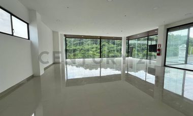 ¡Local esquinero con vista panorámica vidrio templado 153.42 m²