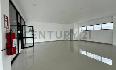 ¡Local esquinero con vista panorámica vidrio templado 153.42 m²