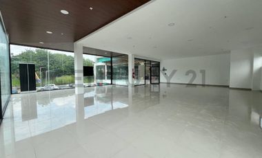 ¡Local esquinero con vista panorámica vidrio templado 153.42 m²