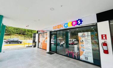 ¡Local esquinero con vista panorámica vidrio templado 153.42 m²