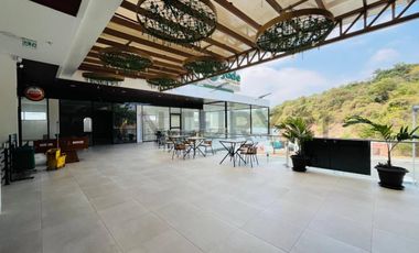 ¡Local esquinero con vista panorámica vidrio templado 153.42 m²