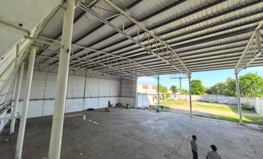 Bodega y patio con oficinas