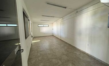 Bodega y patio con oficinas