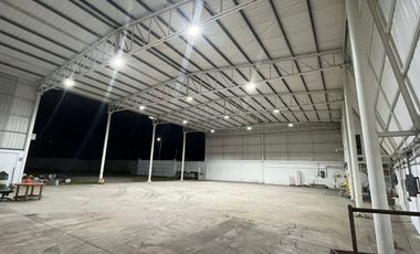 Bodega y patio con oficinas