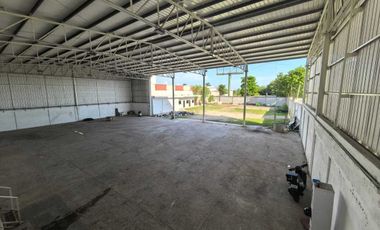 Bodega y patio con oficinas