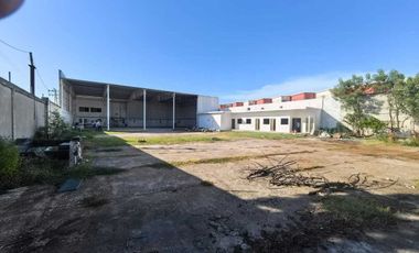 Bodega y patio con oficinas