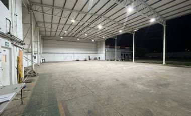 Bodega y patio con oficinas