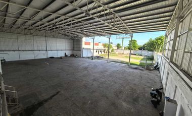 Bodega y patio con oficinas