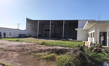 Bodega y patio con oficinas
