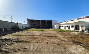 Bodega y patio con oficinas