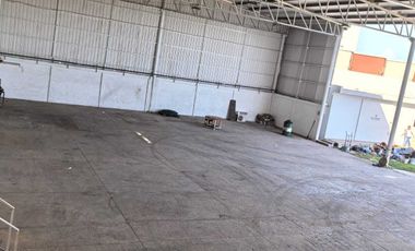 Bodega y patio con oficinas