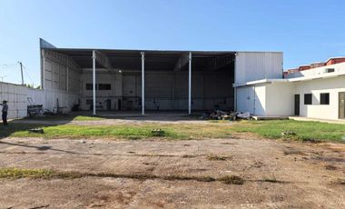Bodega y patio con oficinas