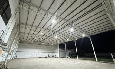 Bodega y patio con oficinas