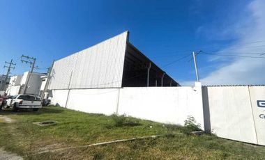 Bodega y patio con oficinas