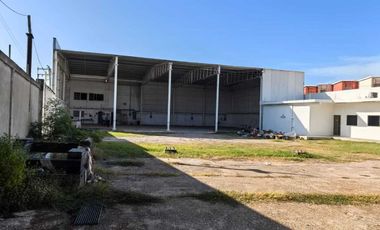 Bodega y patio con oficinas
