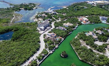 Exclusivo lote en venta frente a la marina en Puerto Aventuras