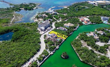 Exclusivo lote en venta frente a la marina en Puerto Aventuras