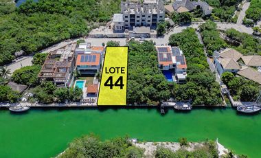 Exclusivo lote en venta frente a la marina en Puerto Aventuras
