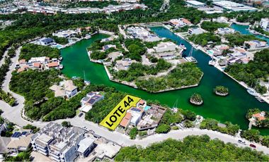 Exclusivo lote en venta frente a la marina en Puerto Aventuras